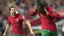 Portugal sudah unggul 1-0 pada menit ke-2. Diawali oleh Bernardo Silva yang mampu merebut bola dari penguasaan Nemanja Gudelj, bola langsung diteruskan kepada Renato Sanches yang tidak terkawal dan langsung menyepak masuk bola ke gawang Serbia. (AP/Armando Franca)