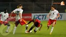Pertandingan yang digelar di GBK Jakarta, Jumat (1/11/13) berlangsung alot. Tampak beberapa kali pemain Indonesoa, Boaz Salossa dijegal saat mencoba membangun serangan (Liputan6.com/ Helmi Fithriansyah)