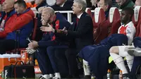 Reaksi Manajer Arsenal, Arsene Wenger (tengah) di tengah laga kontra Chelsea, di Emirate Stadium, Minggu (24/1/2016) malam WIB. Wenger mendapat hasil buruk, karena anak asuhnya takluk 0-1. Reuters/Dylan Martinez 