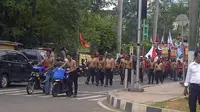 BBM Naik, Puluhan Buruh Demo Telanjang Dada di Tangerang