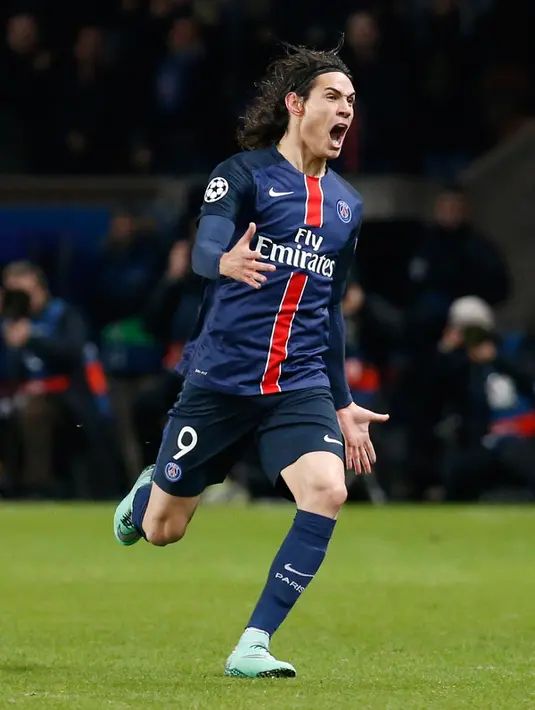 Penyerang PSG, Edinson Cavani melakukan selebrasi usai mencetak gol kegawang Chelsea pada leg pertama Babak 16 besar Liga Champions di Parc des Princes, Paris, Rabu (17/2). PSG menang atas Chelsea dengan skor 2-1. (Reuters/Gonzalo Fuentes)