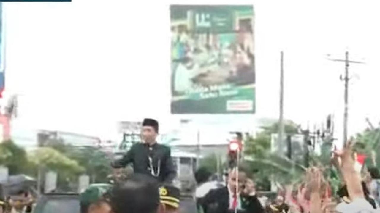 Disambut Ribuan Warga, Jokowi Bagi-Bagi Kaos dari Atas Mobil Maung saat Pulang Kampung ke Solo