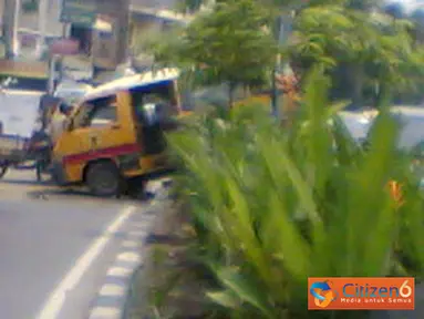 Citizen6, Medan: Sebuah angkot menaiki badan jalan yang ditumbuhi tanaman untuk menghindari kemacetan di jalan Jamin Ginting, Medan. (Pengirim: Deli Handoko)