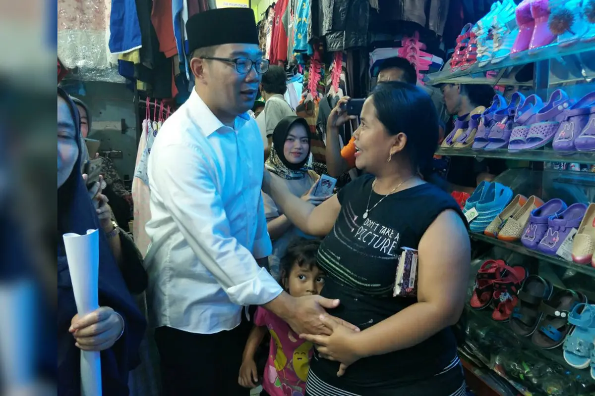 Calon Gubernur Jawa Barat Ridwan Kamil menyambangi Pasar Ciawi, Bogor.