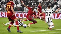 Penyerang AS Roma, Tammy Abraham berusaha menembak bola dari kawalan gelandang Juventus, Manuel Locatelli pada pertandingan Liga Serie A Italia di stadion Turin Allianz, Italia, Senin (18/10/2021). Kemenangan ini mengantar Juventus berada di peringkat tujuh klasemen. (Marco Alpozzi/LaPresse via AP)