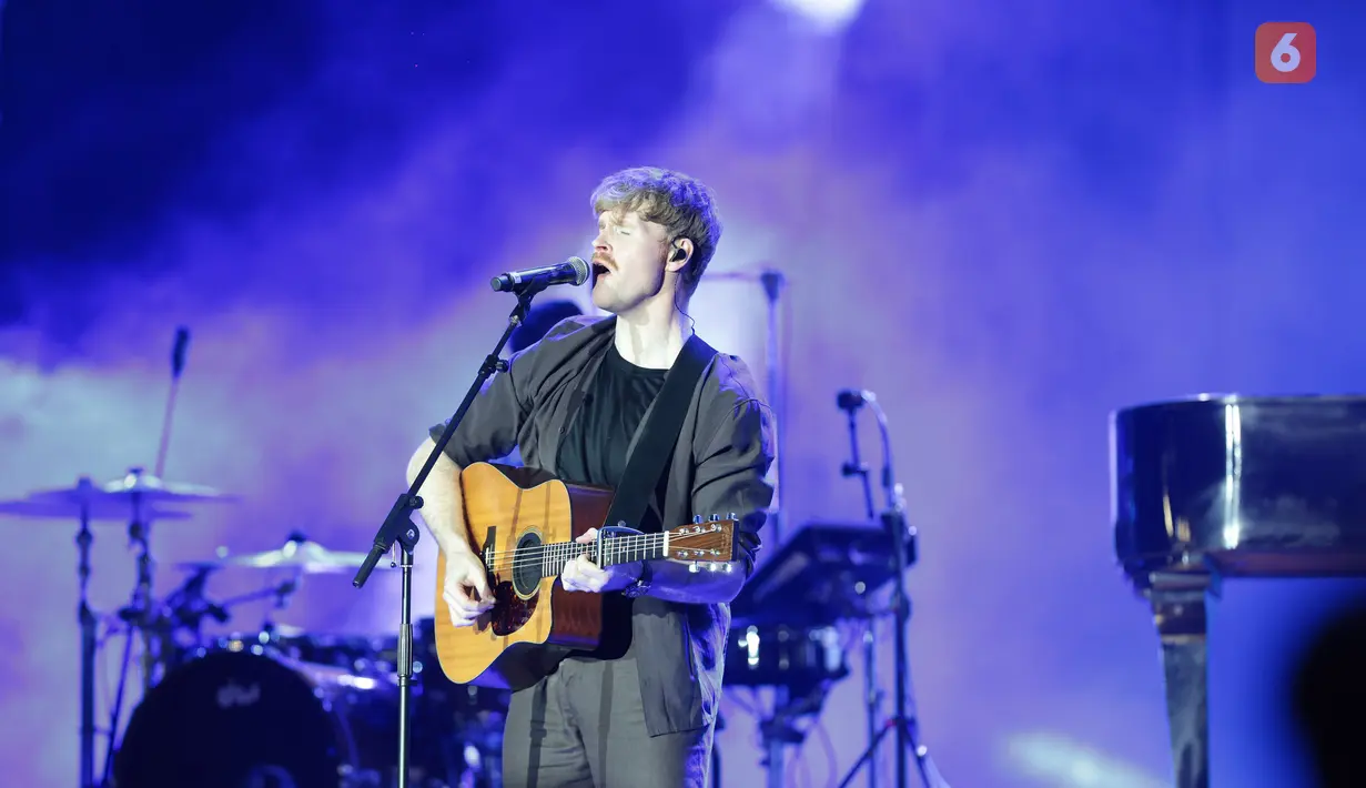 Vokalis Kodaline, Steve Garrigan, mengajak lautan penonton bernyanyi bersama dalam suasana penuh haru di bawah langit Kemayoran. Lagu “All I Want” dan “Brother” membuat momen farewell show Kodaline semakin emosional dan berkesan. (KLY/Budy Santoso)