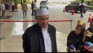 Akhirnya, El Rumi dan Syifa Hadju resmi nikah di Jakarta, 26 April 2026. Akad nikah digelar tertutup dan khidmat jelang jam 11.00 WIB. Habib Usman hadir.