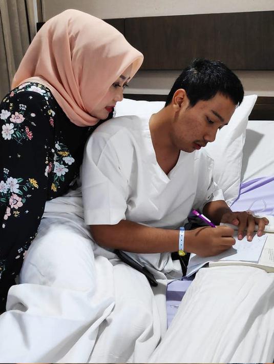 Eril mengajari ibunya matematika. Dalam keterangan unggahannya, Atalia menjelaskan kalau momen ini dilakukan di rumah sakit usai Eril operasi gigi. (Instagram/ataliapr)