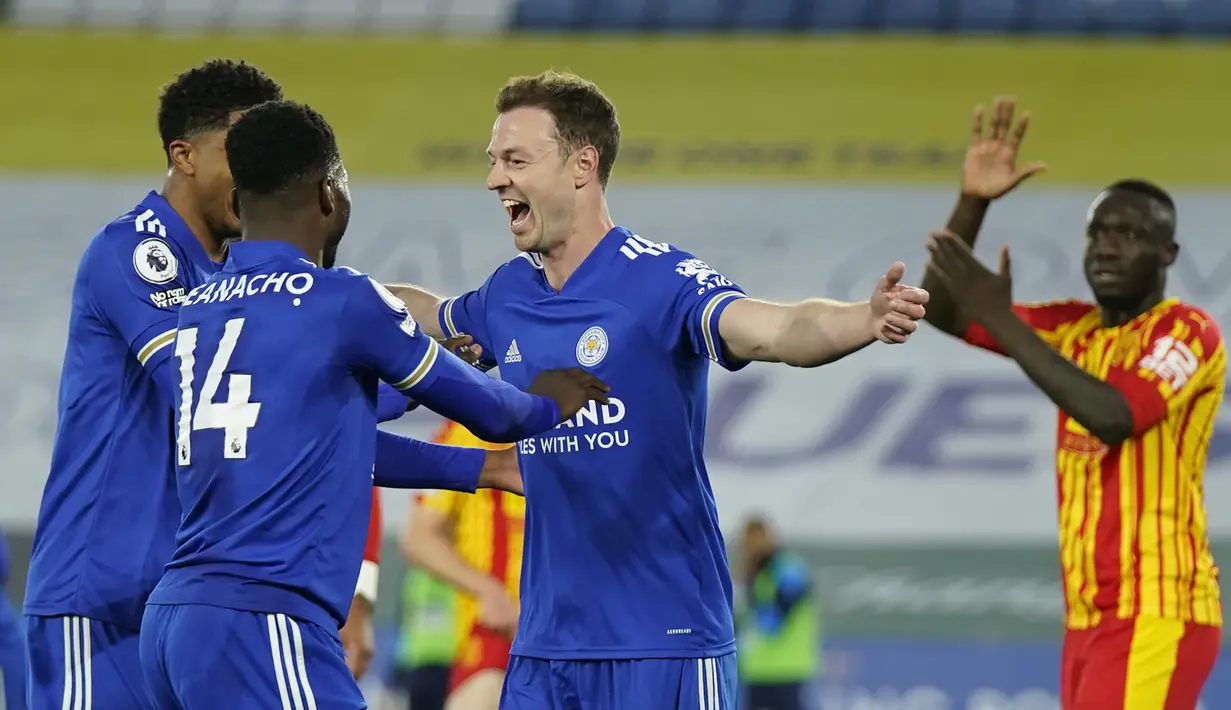 Bek Leicester City, Jonny Evans (tengah) melakukan selebrasi usai mmencetak gol kedua timnya ke gawang West Bromwich Albion dalam laga lanjutan Liga Inggris 2020/2021 pekan ke-32 di King Power Stadium, Leicester, Kamis (22/4/2021). Leicester menang 3-0 atas West Brom. (AP/Tim Keeton/Pool)