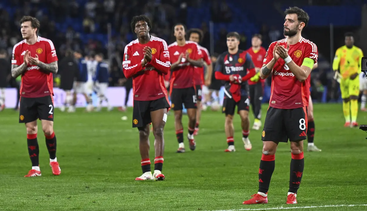 Ekspresi kecewa Bruno Fernandes (kanan) dan sejumlah pemain Manchester United setelah ditahan imbang 1-1 oleh Real Sociedad dalam laga leg 1 babak 16 besar Liga Europa 2024/2025 di Anoeta Stadium, San Sebastian, Spanyol, Jumat (07/03/2025) dini hari WIB. (AP Photo/Miguel Oses)
