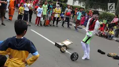 Seniman pantomim tampil menghibur pengunjung car free day di Jakarta, Minggu (1/7). Aksi tersebut dilakukan guna mengumpulkan biaya yang akan digunakan untuk menikah. (Liputan6.com/Immanuel Antonius)