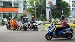Pengendara sepeda motor melawan arus lalu lintas di perempatan lampu merah kawasan Gondangdia, Jakarta, Senin (29/4/2019). Para pengendara nekat melawan arus meski berpotensi menyebabkan kescelakaan. (Liputan6.com/Immanuel Antonius)