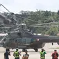 Tiga helikopter milik TNI AU serta tim dikerahkan untuk mengevakuasi Glen Malcolm Conning (50), pilot helikopter milik Intan Angkasa Air Service yang dibunuh oleh Kelompok Kriminal Bersenjata (KKB) setelah mengalami penyanderaan pada Senin (5/8/2024). (Sevianto PAKIDING / AFP)