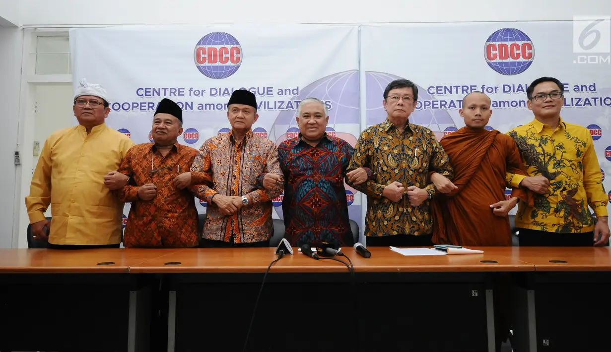 Presidium IRC, Din Syamsuddin (tengah) bersama tokoh lintas agama usai membacakan pernyataan sikap terkait krisis Rohingya di Jakarta, Kamis (7/9). Mereka mengecam tindakan kekerasan atas etnis Rohingya. (Liputan6.com/Helmi Fithriansyah)