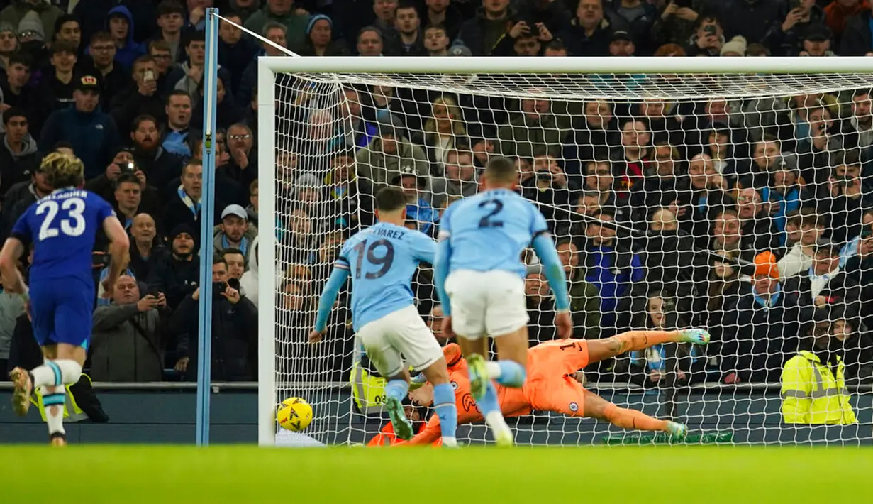 Pemain Manchester City Julian Alvarez (tengah) mencetak gol ke gawang Chelsea pada pertandingan sepak bola Piala FA di Etihad Stadium, Manchester, Inggris, 8 Januari 2023. Manchester City mengalahkan Chelsea dengan skor 4-0. (AP Photo/Dave Thompson)