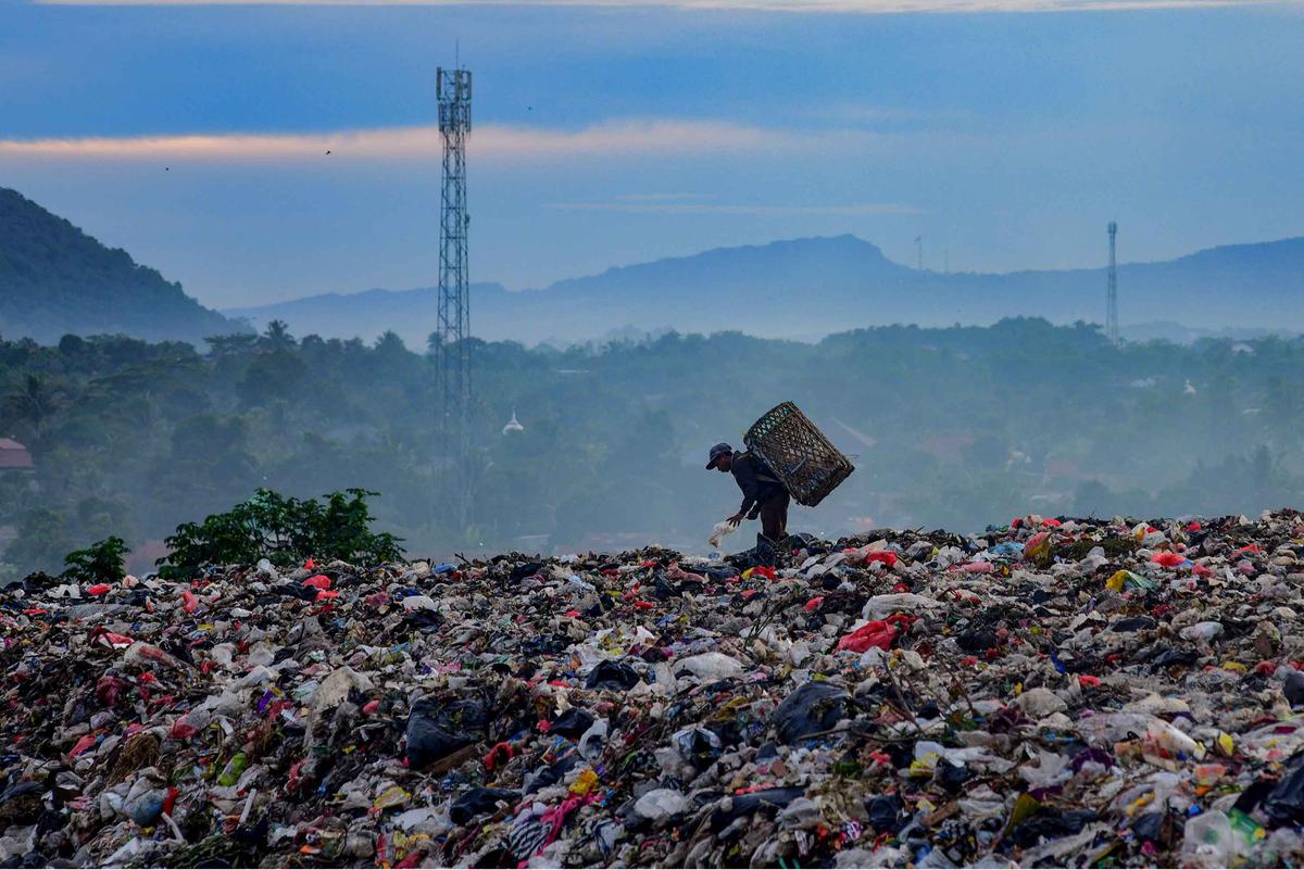FOTO: TPA Galuga, Gunung Sampah di Tengah Keindahan Alam Bogor.