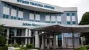Orang-orang berdiri di pintu masuk Ryder Trauma Center tempat Ibu Negara Haiti Martine Moise dirawat di Miami, Rabu (7/7/2021). Presiden Haiti Jovenel Moise dibunuh dan istrinya terluka dalam aksi penyerangan di kediaman pribadinya pada Rabu dini hari. (CHANDAN KHANNA/AFP)