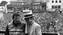Pada tahun 1977 Graham Taylor bergabung dengan Watford atas permintaan pemilik klub Elton John (kanan), Graham Taylor sukses membawa Watford menjadi tim yang disegani. (Fiona Hanson/PA FILE via AP)