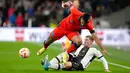 Pemain Inggris Reece James (kiri) berebut bola dengan pemain Jerman Robin Gosens pada pertandingan sepak bola UEFA Nations League di Stadion Wembley, London, Inggris, 26 September 2022. Pertandingan berakhir imbang 3-3. (AP Photo/Kirsty Wigglesworth)