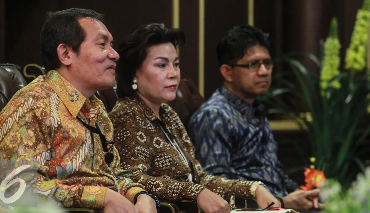 Sejumlah pimpinan KPK hadir dalam pertemuan di Gedung Mahakamah Konstitusi, Jakarta, Rabu (6/1/2016). Pertemuan membahas koordinasi terkait penanganan korupsi. (Liputan6.com/Faizal Fanani)