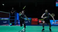 Pebulu tangkis ganda putra Indonesia&nbsp;Fajar Alfian/Muhammad Rian Ardianto saat menghadapi pasangan tuan rumah Kang Min Hyuk/Seo Seung Jae dalam pertandingan semifinal&nbsp;Korea Open 2023 di Jinnam Stadium, eosu, Korea, Sabtu (22/7) malam WIB. Fajar/Rian menang 17-21, 21-16, dan 21-18 dalam waktu 1 jam 14 menit. (foto: PBSI)