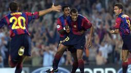 Rivaldo. Eks gelandang serang Brasil berusia 50 tahun yang pensiun pada Agustus 2015 bersama Mogi Mirim ini menjadi pencetak gol terbanyak di ajang Liga Champions pada musim 1999/2000 saat membela Barcelona. Ia mampu mengoleksi 10 gol dari 14 laga. Gelar top skor pun harus dibagi tiga dengan dua pemain lainnya, Mario Jardel dan Raul Gonzalez yang sama-sama mencetak 10 gol. Barcelona sendiri terhenti langkahnya oleh Valencia di babak semifinal. (AFP/Christophe Simon)