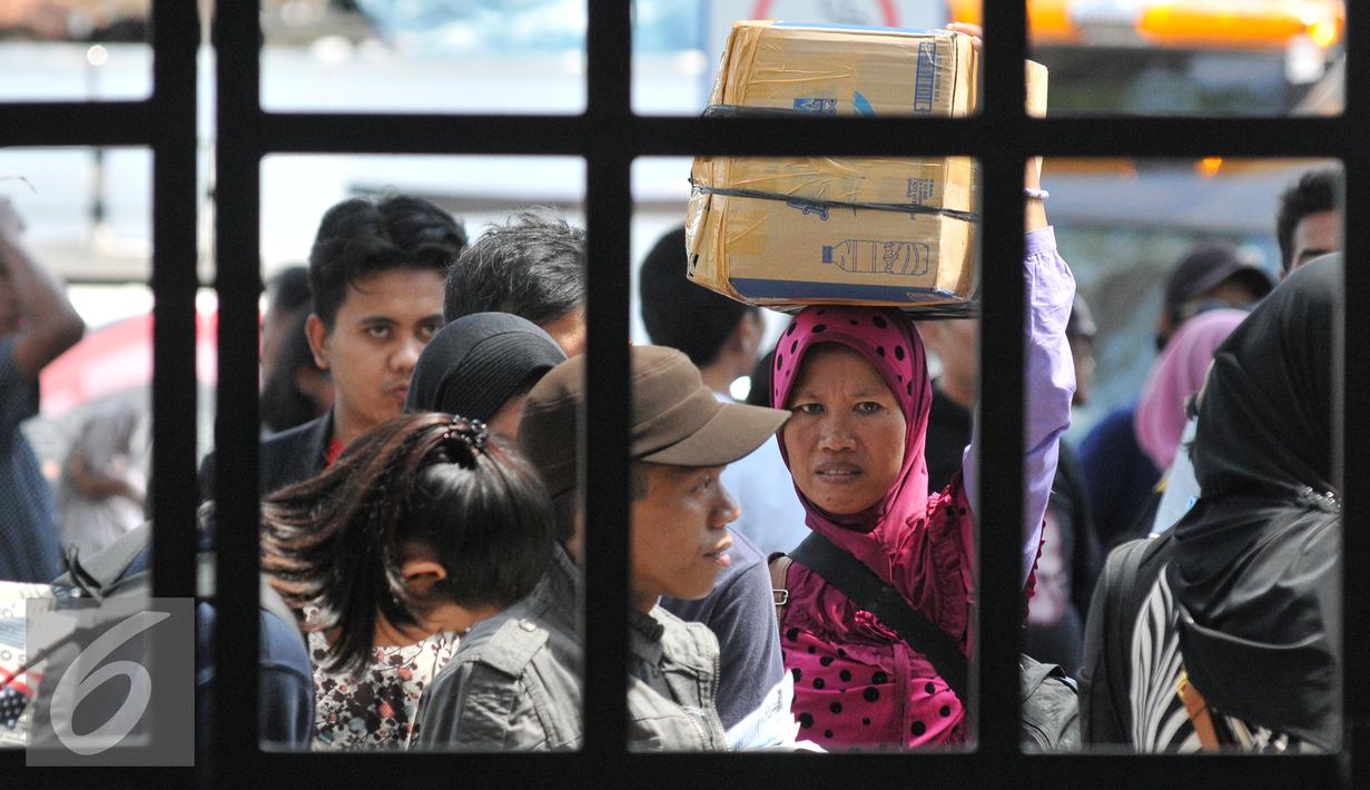 Pemudik masih meramaikan Stasiun Senen pada H+3 Lebaran, Jakarta, Senin (20/7/15). Para pemudik berencana pulang kampung pada H+3 karena tidak mendapatkan tiket sebelum Lebaran. (Liputan6.com/Herman Zakharia)