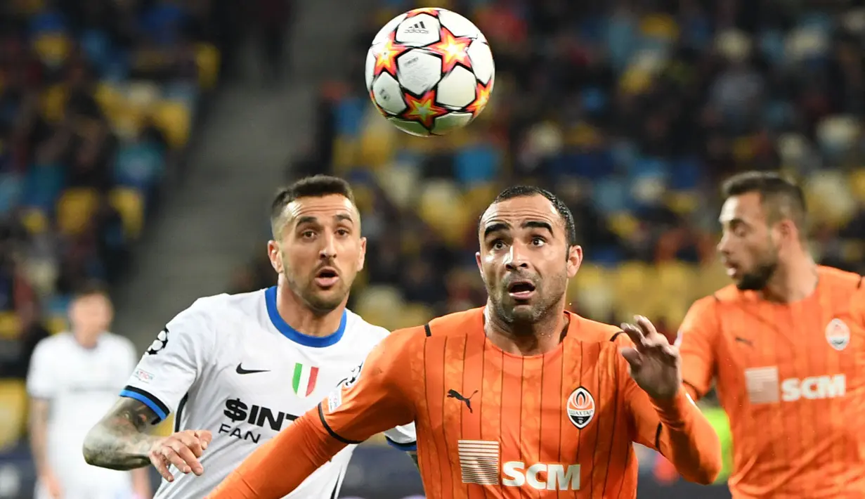 Di sisi lain, laga Shakhtar Donetsk melawan Inter Milan yang berlangsung di Stadion Olimpiade Kiev, Ukraina, Rabu (29/9/2021) dini hari WIB, berakhir tanpa pemenang. (AFP/Sergei Supinsky)