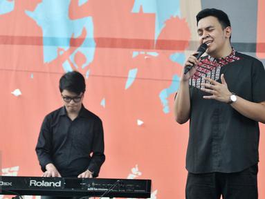 Tulus menyanyikan lagu berjudul 'Gajah' saat menghibur pelajar di Pesta Pendidikan di RPTRA Kalijodo, Jakarta, Selasa (2/5). Tulus meriahkan Pesta Pendidikan dalam Peringatan hari pendidikan Nasional di RPTRA Kalijodo. (Liputan6.com/Yoppy Renato)