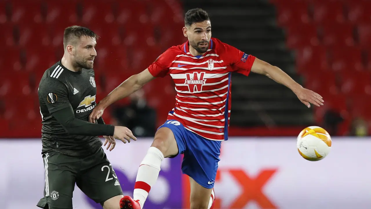 FOTO: Manchester United Pijakkan Satu Kaki di Semifinal usai Menang 2-0 di Kandang Granada - Antonio Puertas; Luke Shaw