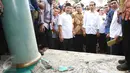 Presiden Joko Widodo (Jokowi) mengamati kondisi Masjid At-Taqarrub yang rusak parah di Pidie Jaya, Aceh, Jumat (9/12). Jokowi meminta agar masjid yang rusak akibat gempa Aceh tersebut segera dibersihkan dan dibangun kembali. (Liputan6.com/Angga Yuniar)
