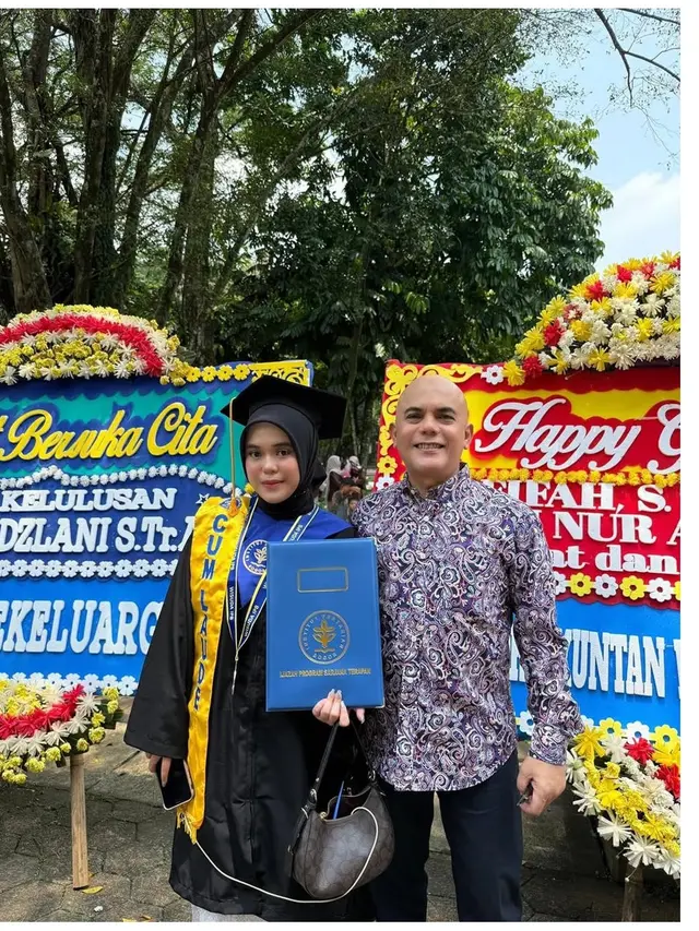 Hadiri Wisuda Ponakan, Ozy Syahputra 'Si Manis Jembatan Ancol' Dipuji Awet Muda