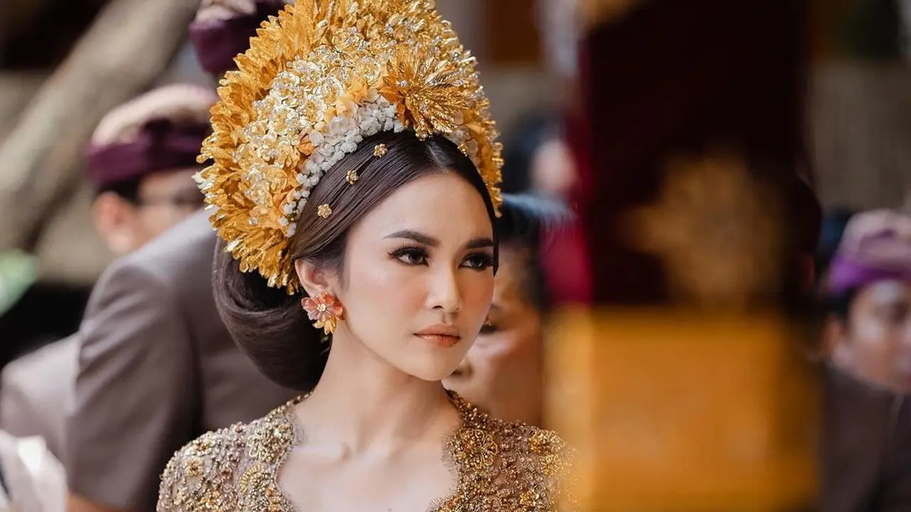 6 Potret Mesra Rizky Febian dan Mahalini Dibalut Busana Adat Bali Nuansa Cokelat Serasi Jalani Prosesi Jelang Nikah
