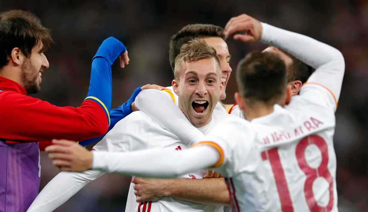 Gelandang Spanyol, Gerard Deulofeu melakukan selebrasi usai mencetak gol ke gawang Prancis pada laga persahabatan di Paris, (29/3). Spanyol menang atas Prancis dengan skor 2-0. (AP Photo / Christophe Ena)