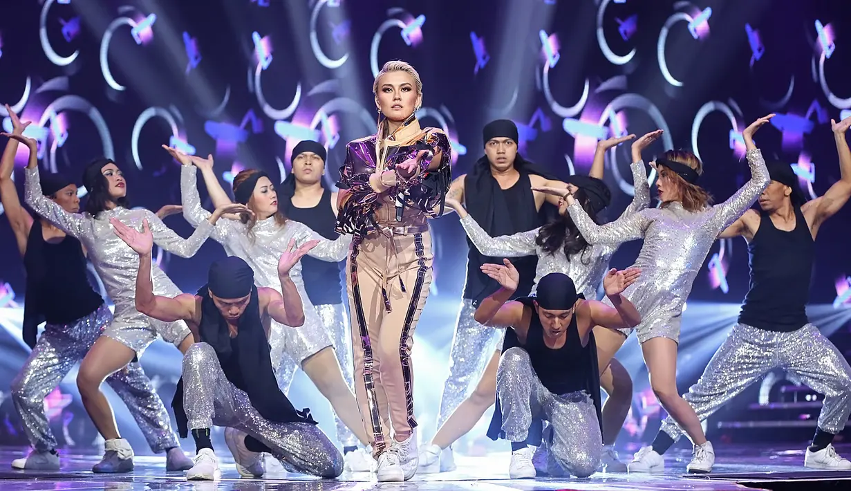 Di malam puncak HUT SCTV ke-27 di panggung Indoor Hall D, JIExpo Kemayoran, Jakarta, tak hanya Agnez Mo, NOAH, dan Bebe Rexha. Nama-nama seperti Armada, Syahrini, Kotak, Raisa, Afgan dan lainnya juga turut memeriahkan. (Bambang E.Ros/Bintang.com)