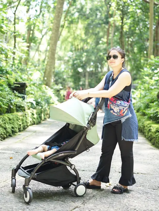 Nah untuk yang satu ini pesona Putri Titian juga kece banget. Sambil mengasuh sang buah hati, gaya Putri sangat kekinian seperti anak muda masa kini. (Instagram/putrititian)