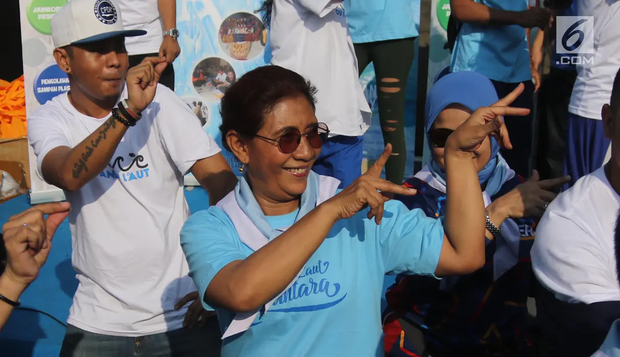 Menteri Kelautan dan Perikanan Susi Pudjiastuti berjoget baby shark dance saat meresmikan 'Pandu Laut Nusantara' sebagai wadah bersama untuk para pemerhati laut di CFD kawasan Bundaran HI, Jakarta, Minggu (15/7). (Liputan6.com/Arya Manggala)