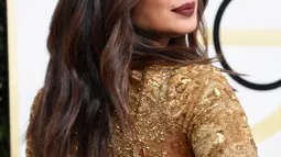 Penampilan bintang Bollywood Priyanka Chopra berpose di karpet merah ajang Golden Globe 2017 di California, Minggu (8/1). Priyanka Chopra memadukan gaun yang dikenakan dengan rambut yang dibiarkan tergerai. (Frazer Harrison/GETTY IMAGES NORTH AMERICA/AFP)