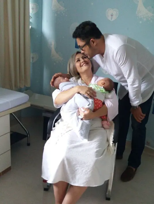 Seperti diketahui, penyanyi Cynthia melahirkan bayi kembar pada Minggu (10/11/2016) silam. Bayi kembar yang dinantikan sejak nikah tahun 2008 itu lahir lebih cepat dari perkiraan dokter. (Instagram/cynthia_lamusu)