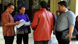 Anggota komite eksekutif PSSI, Tony Apriliani melihat berkas gugatan di Pengadilan Tata Usaha Negara (PTUN) Jakarta, Senin (4/5/2015).  Berkas gugatan PSSI ditolak karena dianggap tidak lengkap. (Liputan6.com/Yoppy Renato)