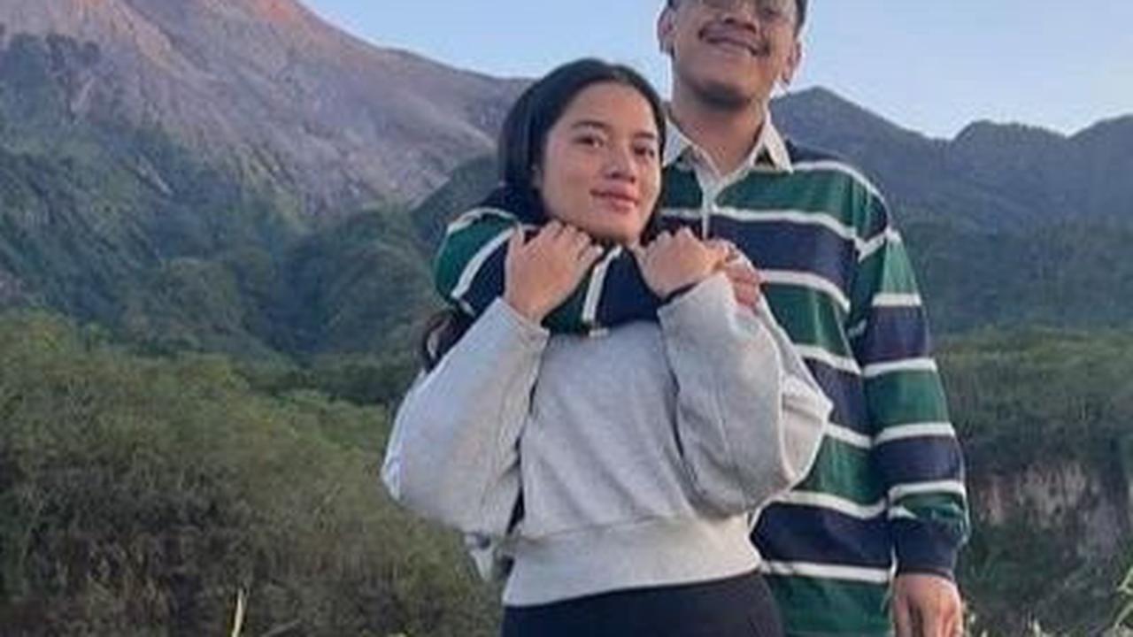 Begini potret liburan bersama keduanya di Merapi, Marlo terlihat merangkul penyanyi cantik ini.