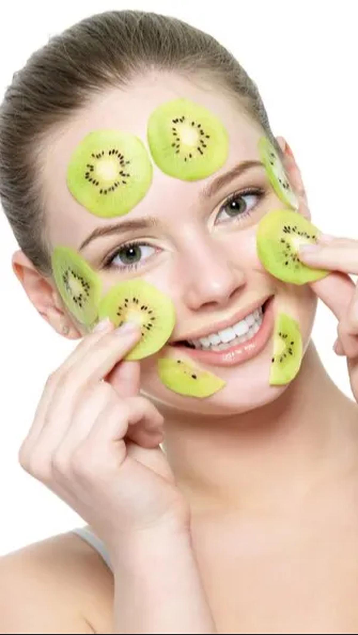 4. Kiwi: Antioksidan untuk Kulit yang Terhidrasi