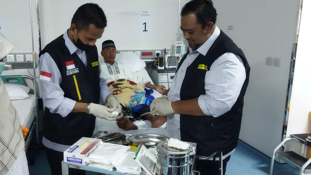 Petugas Kesehatan membantu jemaah haji yang alami luka bakar