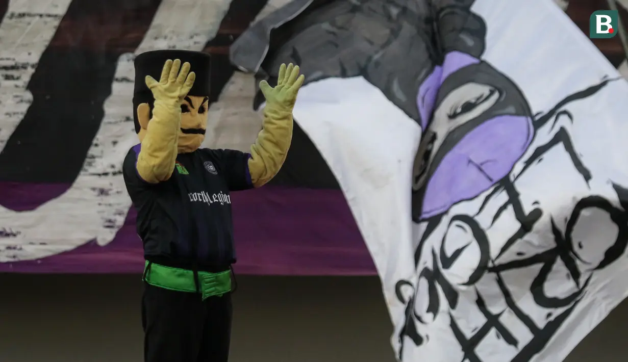 Maskot Persita Tangerang, Mat Peci memberikan dukungan terhadap timnya saat pertandingan persahabatan antara Persita Tangerang melawan PSM Makassar di Indomilk Arena, Tangerang, Rabu (01/06/2022). Pertandingan berakhir dengan skor imbang 1-1. (Bola.com/Bagaskara Lazuardi)