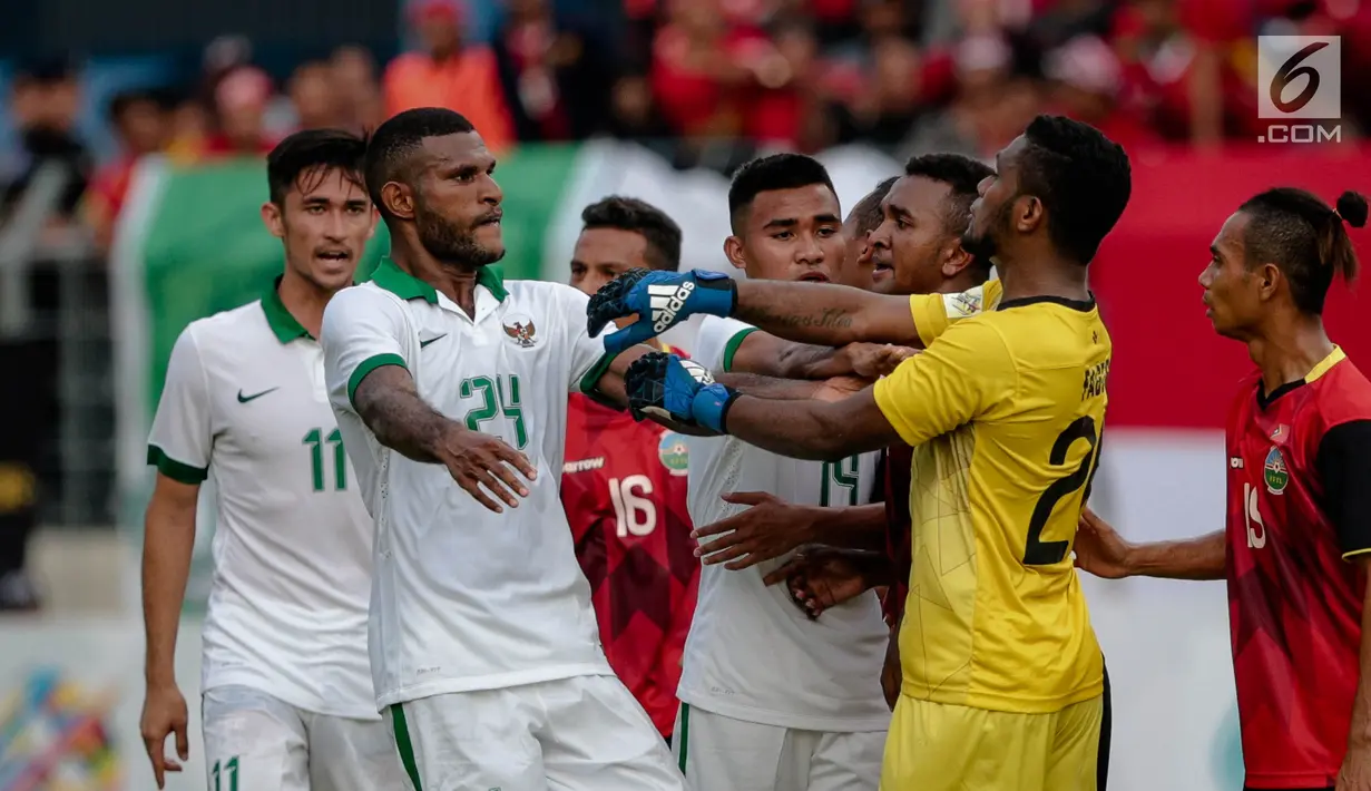 Suasana keributan antar kedua Timnas  dalam laga penyisihan grup B SEA Games XXIX Kuala Lumpur di Stadion Majlis Perbandaran Selayang, Malaysia, Minggu (20/8). Indonesia menang dengan mengalahkan Timor Leste dengan skor 1-0 . (Liputan6.com/Faizal Fanani)