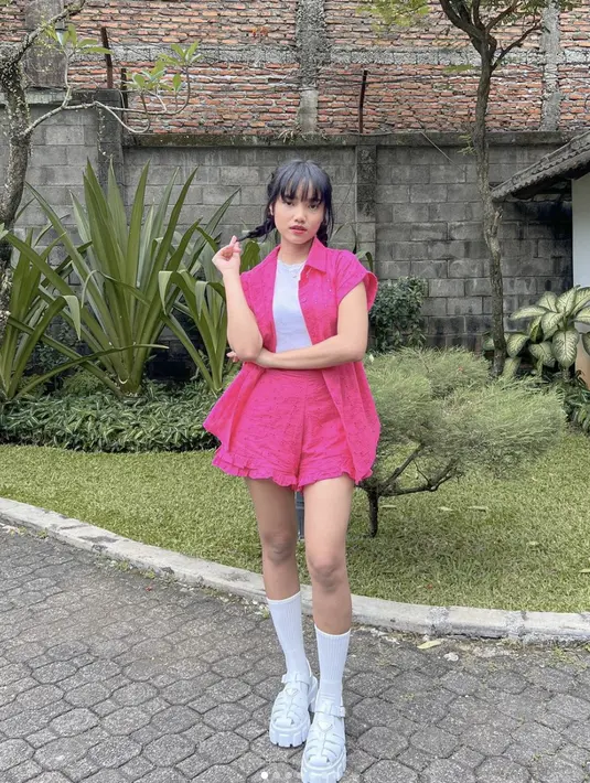 Dengan kemeja dan celana pendek senada serta aksen sepatu chunky dan kaos kaki panjang, berhasil tonjolkan gaya bagai remaja dari Fuji An. [Foto: Instagram/ @Fuji An]