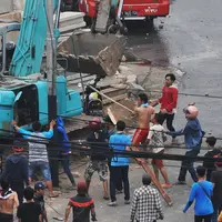 Seorang pengemudi alat berat yang meratakan Kampung Pulo menceritakan perasaannya ketika bekerja menggusur rumah warga.