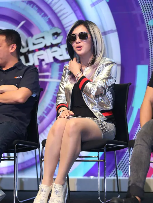 SCTV Music Awards 2016 mengusung tema 'All About Collaboration'. Syahrini turut mengapresiasi tema yang diangkat untuk mengapresiasi para insan  musik tersebut. Ia menambahkan, bahwa masyarakat suka lagu yang dibawakan kolaborasi.(Nurwahyunan/Bintang.com)