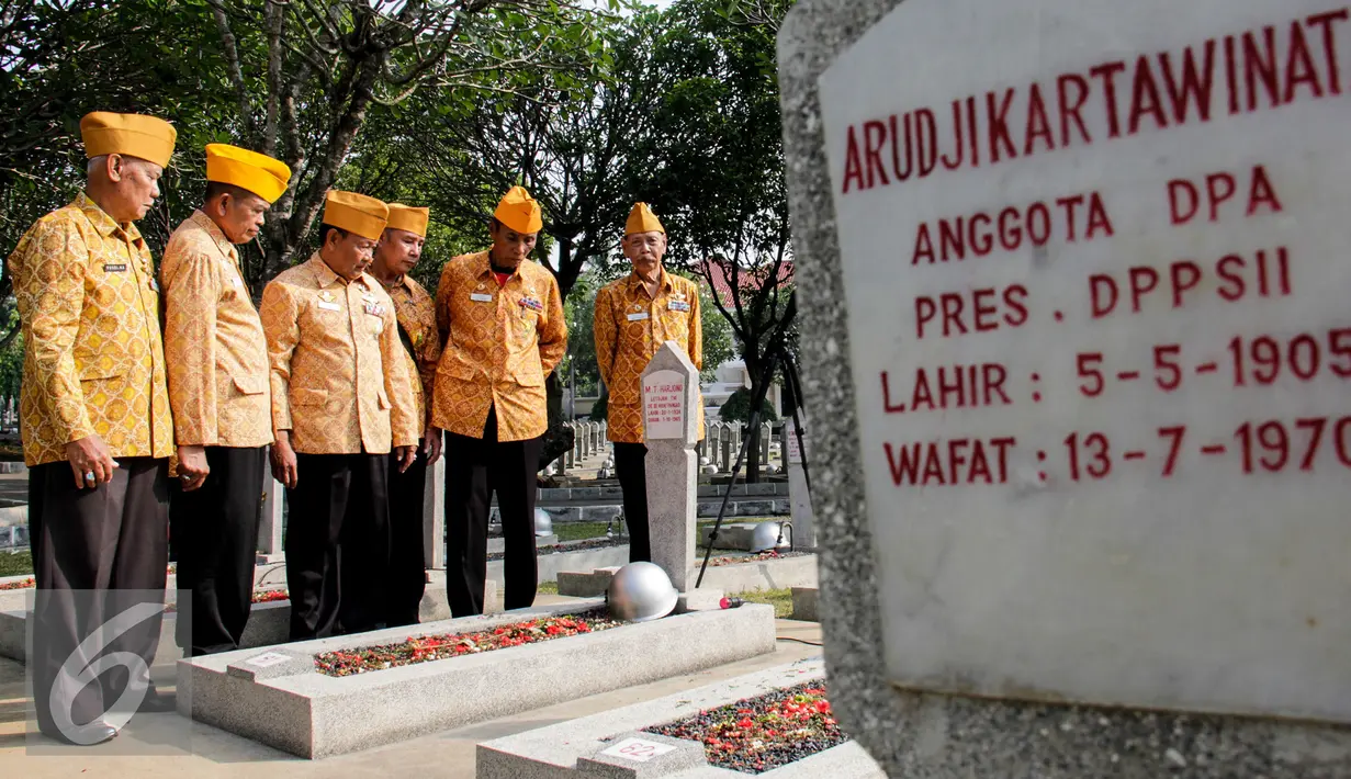 Sejumlah veteran perang ketika berziarah ke makam rekannya  di TMP Kalibata, Jakarta, Senin (10/8/2015). Ziarah bertujuan untuk mengingat kembali perjuangan mereka merebut dan mempertahankan kemerdekaan. (Liputan6.com/Yoppy Renato)