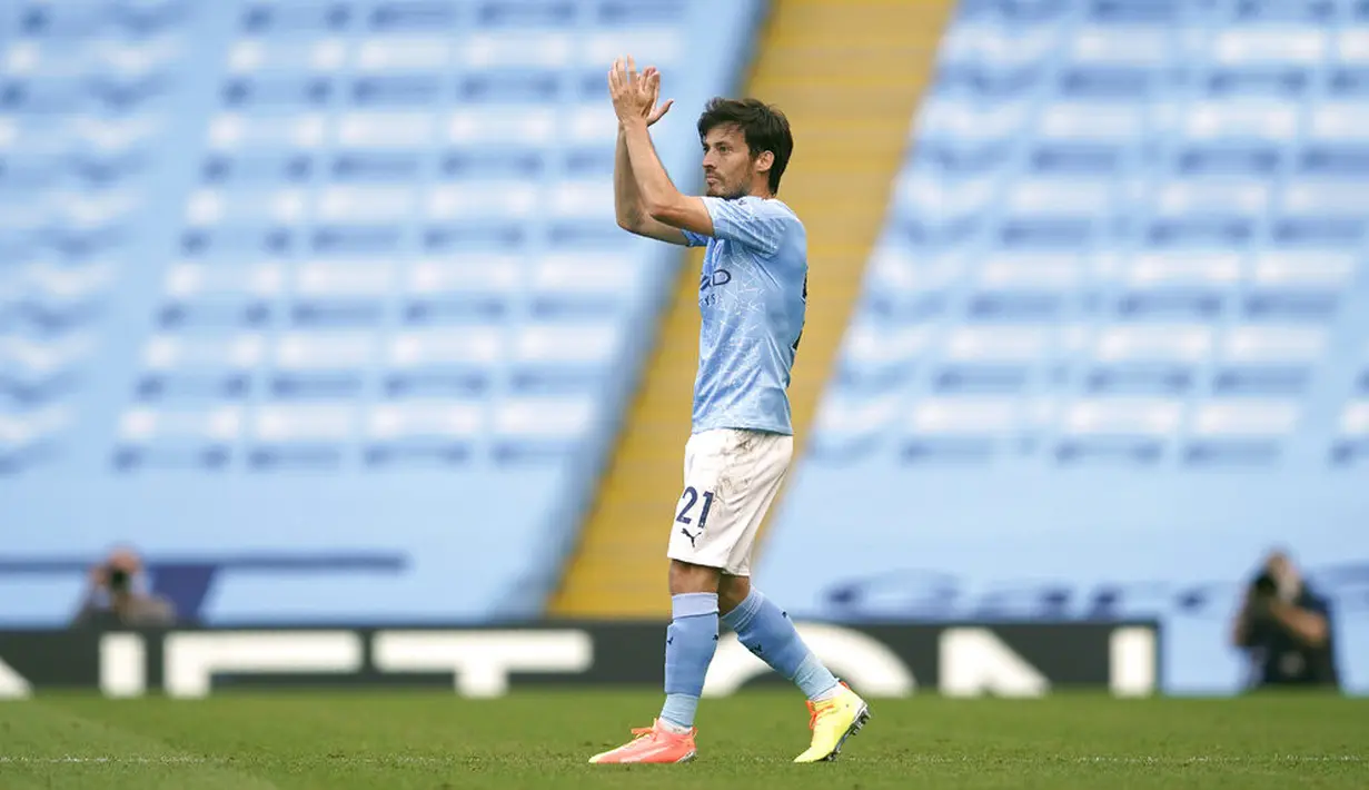 5. David Silva - Mantan penggawa Manchester City ini dilaporkan positif Covid-19 pada (31/8/2020). Pemain baru Real Sociedad itu dinyatakan positif corona usai dua kali menjalani tes PCR di San Sebastian, Spanyol.  (AP/Dave Thompson, Pool)